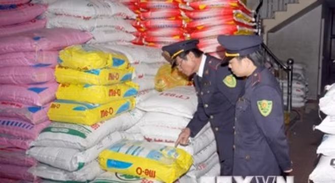 Đoàn thanh tra Chi Cục Thú y kiểm tra đại lý thức ăn chăn nuôi tại Bắc Giang.