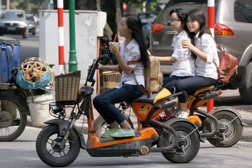 Từ 10/4, học sinh phải đội mũ bảo hiểm khi đi xe đạp, xe máy điện.