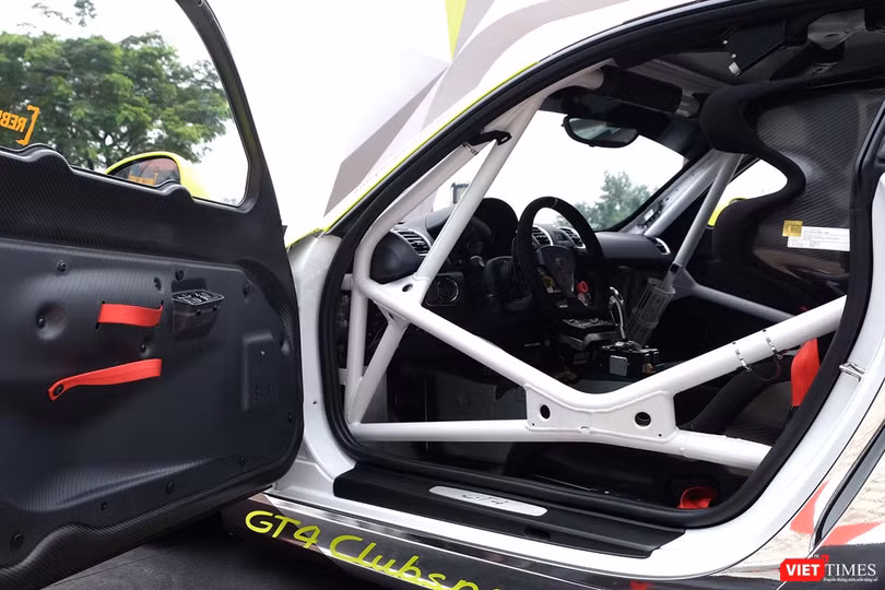 "Mòn mắt" với Porsche Cayman GT4 Clubsport bất ngờ xuất hiện tại Việt Nam ảnh 6