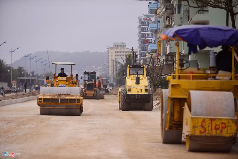 Hàng trăm máy móc bao gồm máy xúc, máy ủi, xe chở vật liệu chạy ầm ầm trên đường Hồ Xuân Hương trong ngày 7 - 8/3. Hàng trăm máy móc bao gồm máy xúc, máy ủi, xe chở vật liệu chạy ầm ầm trên đường Hồ Xuân Hương trong ngày 7 - 8/3.