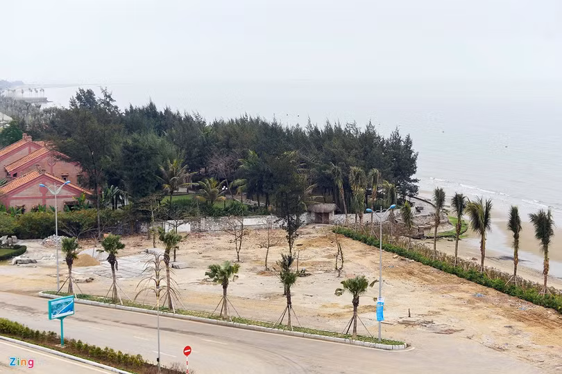 Trước đó, theo chủ trương của UBND tỉnh Thanh Hóa, song song với việc xây dựng cơ sở hiện đại, sẽ dịch chuyển khu vực bến đậu của ngư dân sang vị trí khác, gồm hai điểm Vạn Chài và đền Độc Cước. Tuy nhiên, ngư dân cho rằng việc tập kết tại hai điểm này ảnh hưởng tới việc làm ăn, đánh bắt gần bờ của họ, nên đã kéo lên UBND tỉnh để phản đối. (Ảnh chụp tại khu vực Vạn Chài). Trước đó, theo chủ trương của UBND tỉnh Thanh Hóa, song song với việc xây dựng cơ sở hiện đại, sẽ dịch chuyển khu vực bến đậu của ngư dân sang vị trí khác, gồm hai điểm Vạn Chài và đền Độc Cước. Tuy nhiên, ngư dân cho rằng việc tập kết tại hai điểm này ảnh hưởng tới việc làm ăn, đánh bắt gần bờ của họ, nên đã kéo lên UBND tỉnh để phản đối. (Ảnh chụp tại khu vực Vạn Chài).