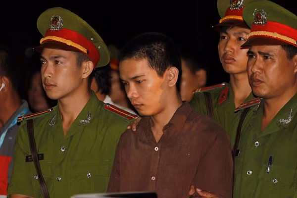 Bị cáo Tiến tại phiên sơ thẩm ở Bình Phước ngày 17.12.2015. Bị cáo Tiến tại phiên sơ thẩm ở Bình Phước ngày 17.12.2015.