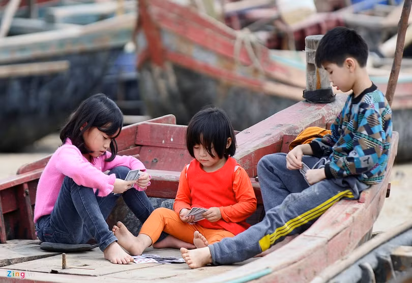 Trẻ em chờ bố mẹ tại khu neo đậu tàu thuyền gần đền Độc Cước. Trẻ em chờ bố mẹ tại khu neo đậu tàu thuyền gần đền Độc Cước.