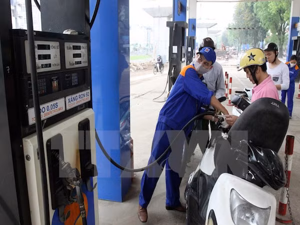 Vụ vênh thuế xăng dầu: Thu hồi khoản chênh lệch để trả cho người dân?