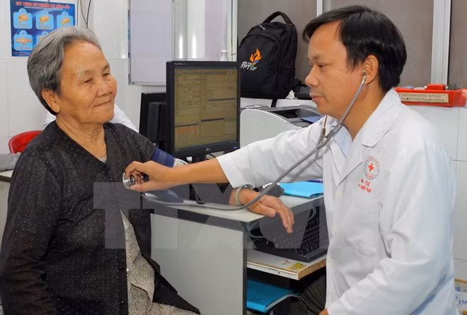 Người dân khám chữa bệnh tại Bệnh viện quận Thủ Đức, Thành phố Hồ Chí Minh. (Ảnh: Phương Vy/TTXVN)