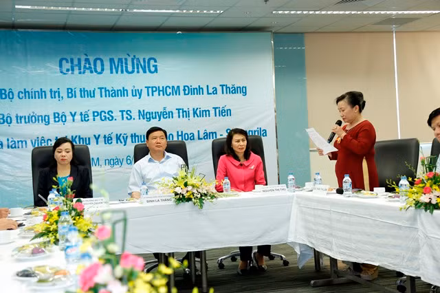 Bà Trần Thị Lâm báo cáo với ông Đinh La Thăng và bà Nguyễn Thị Kim Tiến về hoạt động của Khu Y tế kỹ thuật cao HoaLam - Shangri - La Bà Trần Thị Lâm báo cáo với ông Đinh La Thăng và bà Nguyễn Thị Kim Tiến về hoạt động của Khu Y tế kỹ thuật cao HoaLam - Shangri - La