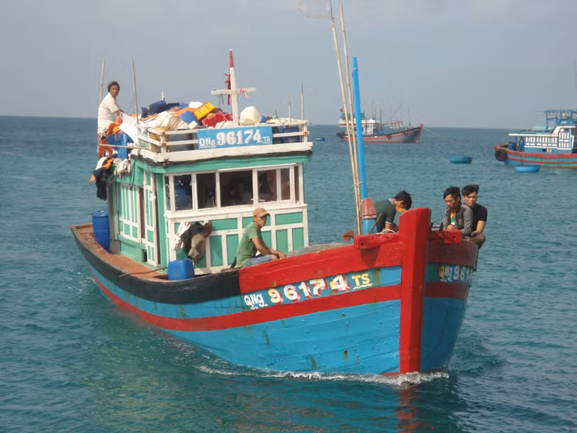 Đài Thông tin duyên hải tiếp tục theo dõi thông tin về ngư dân bị nạn trên tàu cá QNg 92799.