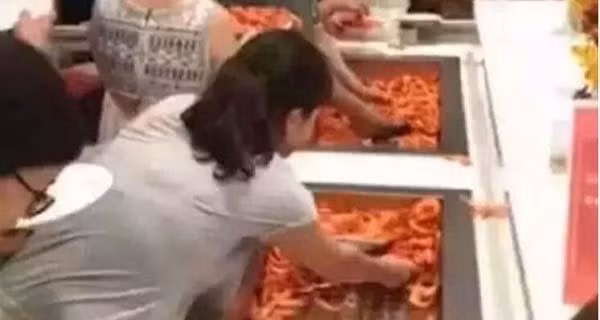 Du khách Trung Quốc "ăn tục", dùng đĩa xúc tôm