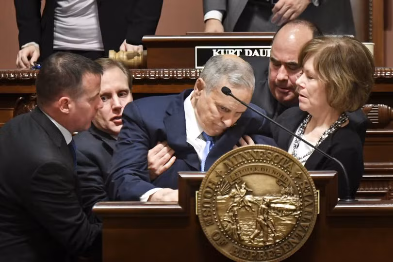 Thống đốc Minnesota - Mark Dayton, người bị ngã gục khi đang phát biểu hôm 23/1.