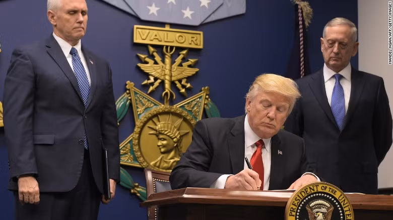 Tổng chưởng lý ở 16 bang của Hoa Kỳ phản đối lệnh cấm của ông Trump. (ảnh minh họa, ông Trump ở Bộ Quốc phòng Mỹ)