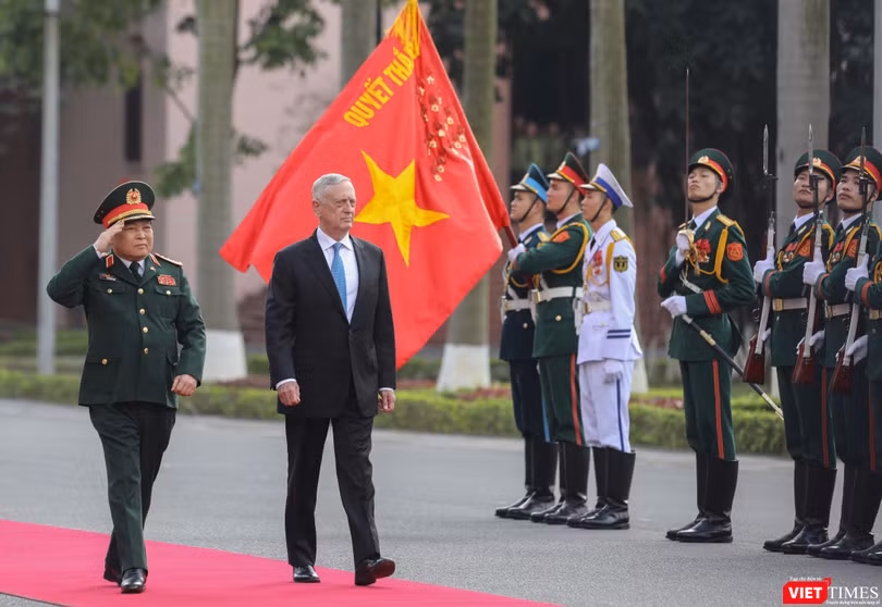 Bộ trưởng Quốc phòng Hợp chủng quốc Hoa Kỳ - ngài James Mattis - duyệt đội danh dự Quân đội nhân dân Việt Nam