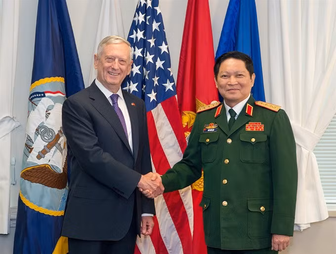 Bộ trưởng Ngô Xuân Lịch và Bộ trưởng Quốc phòng Mỹ James Mattis trong chuyến thăm Mỹ năm 2017. Ảnh: BQP
