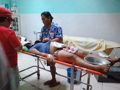 Một số nạn nhân bị thương được đưa đi cấp cứu.