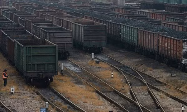 Tình cảnh oái oăm của Ukraine: mua 40.000 tấn than mỗi ngày từ ly khai