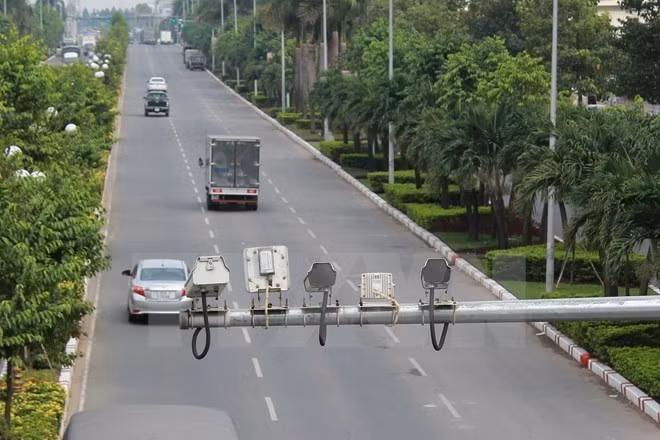 Các camera và máy đo tốc độ được gắn trên các tuyến đường cao tốc để soi vi phạm và xử phạt.