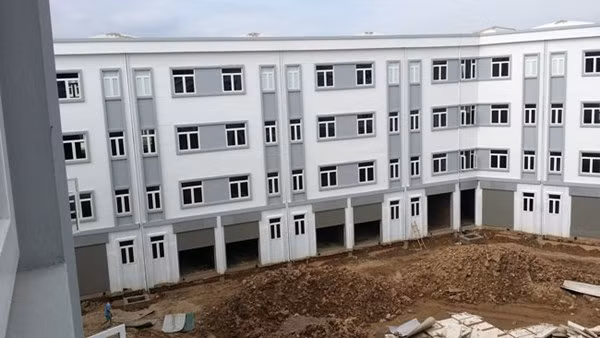 Mỗi dãy nhà gồm hơn chục căn, liền kề, với lối kiến trúc đồng nhất.