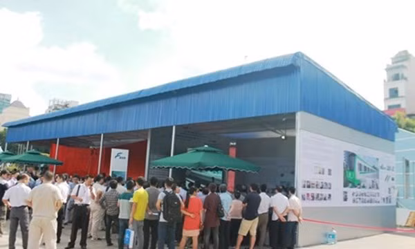 Người dân thủ đô có mặt từ sớm để theo dõi sự kiện mở cửa trưng bày tàu điện mẫu Cát Linh - Hà Đông.
