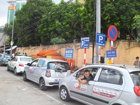 Tài xế taxi đợi khách Tài xế taxi đợi khách