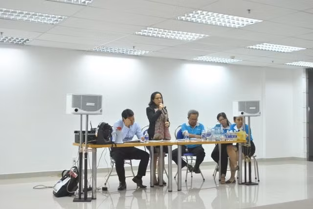 Đại diện ban quản lý chung cư, đơn vị của chủ đầu tư, giải trình với cư dân Belleza tối 20-10 vừa qua. Ảnh: Mạnh Tùng Đại diện ban quản lý chung cư, đơn vị của chủ đầu tư, giải trình với cư dân Belleza tối 20-10 vừa qua. Ảnh: Mạnh Tùng