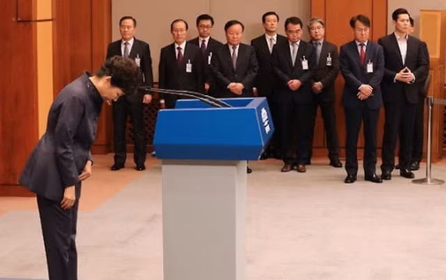 Tổng thống Hàn Quốc Park Geun-hye tiếp tục xin lỗi người dân sau khi bị bị đình chỉ chức vụ (ảnh minh họa, tư liệu).