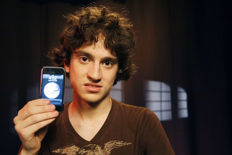 George Hotz, hacker nổi tiếng là người đầi tiên jailbreak thành công iPhone cũng đang giữ kỷ lục giải thưởng của Google. Nguồn: The Verge
