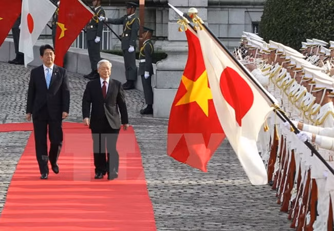 Thủ tướng Nhật Bản Shinzo Abe và Tổng Bí thư Nguyễn Phú Trọng duyệt đội danh dự trong chuyến thăm Nhật Bản của Tổng Bí thư hồi tháng 9/2015. (Ảnh: Trí Dũng/TTXVN)