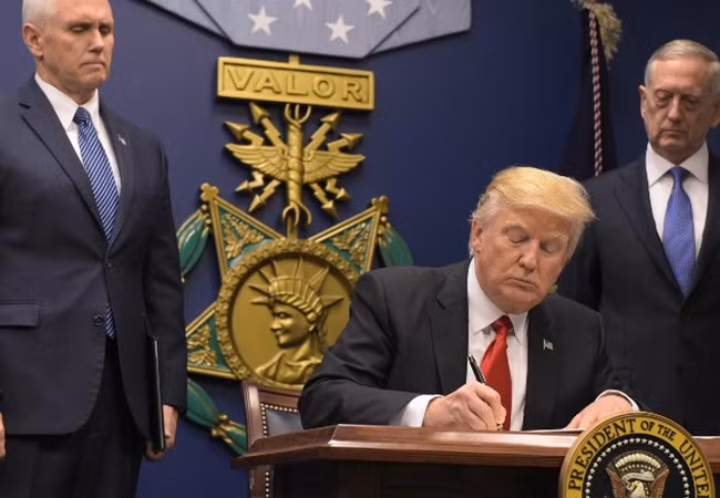 Tổng chưởng lý ở 16 bang của Hoa Kỳ phản đối lệnh cấm của ông Trump. (ảnh minh họa, ông Trump ở Bộ Quốc phòng Mỹ)