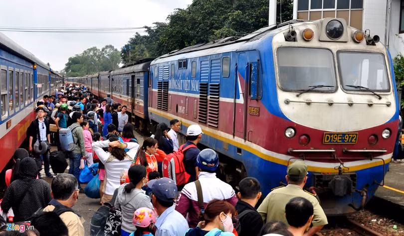 Phút đoàn tụ xúc động ở nhà ga ngày cận Tết ảnh 2
