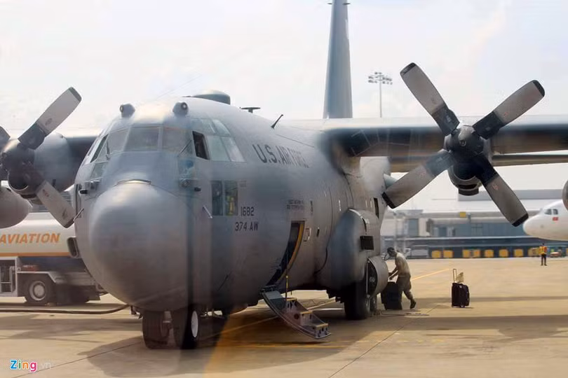 Ngoài ra còn có chiếc US Air Force C-130, dòng máy bay vận tải quân sự hạng trung phổ biến nhất thế giới. Ưu điểm của C-130 có thể cất hạ cánh ở những đường băng dã chiến, do đó nó có thể hoạt động ở những khu vực xa xôi mà các phi cơ vận tải khác khó xoay sở được.