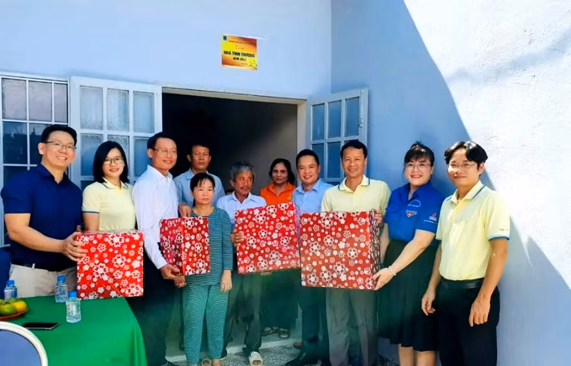 XNVT trao các phần quà, nhu yếu phẩm để giúp gia đình ông Bùi Văn Long sớm ổn định cuộc sống trong nhà tình thương mới được xây dựng
