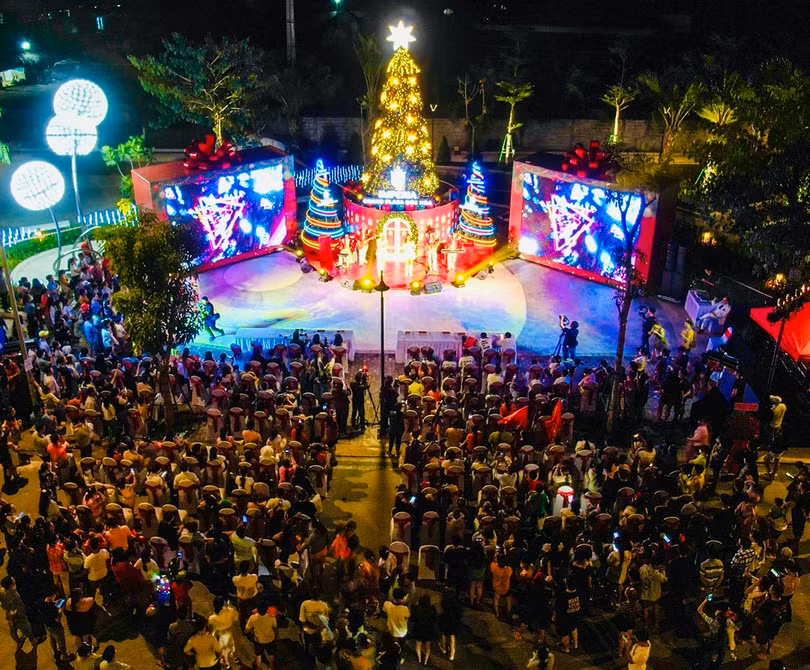 Noel_som_Imperia_Grand_Plaza_duc_hoa_1.jpg
