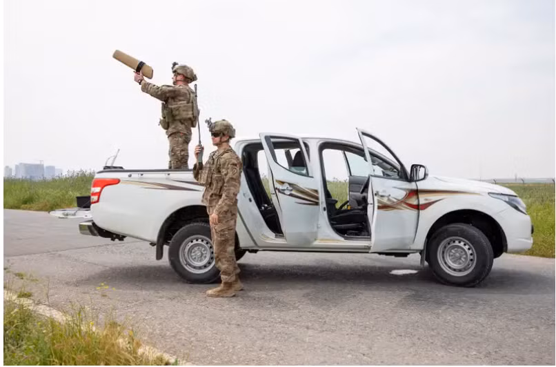 Lính Mỹ sử dụng vũ khí chống UAV - Dronebuster trong cuộc tập trận tại Căn cứ Không quân Erbil ở vùng Kurdistan, Iraq (Ảnh: Business Insider) Lính Mỹ sử dụng vũ khí chống UAV - Dronebuster trong cuộc tập trận tại Căn cứ Không quân Erbil ở vùng Kurdistan, Iraq (Ảnh: Business Insider)