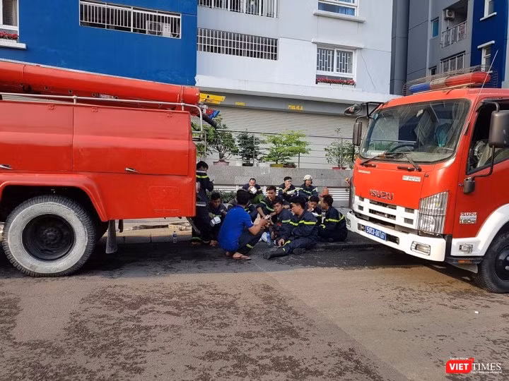Xe cứu hỏa trong vụ cháy chung cư cao cấp Carina Plaza ngày 23/3.