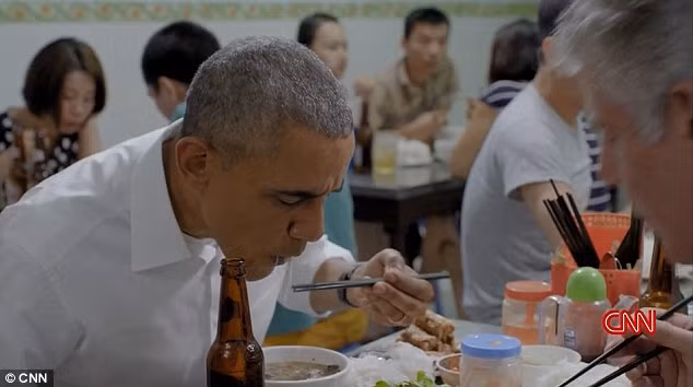 Ông Obama dùng đũa.
