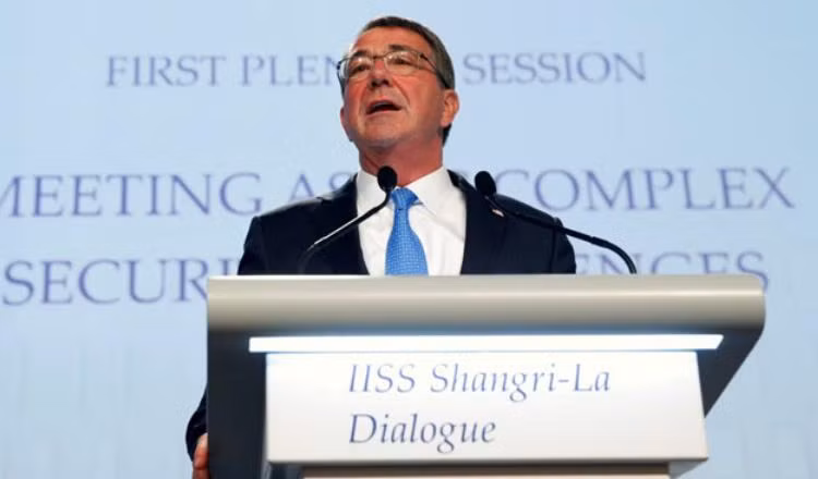 Bộ trưởng Quốc phòng Mỹ Ashton B. Carter phát biểu tại Đối thoại Shangri-La 2016, Singapore. 