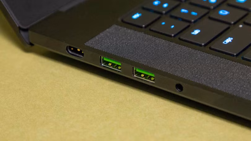 Razer Blade 15 không được trang bị đầy đủ các cổng kết nối (Ảnh: Tech Radar) Razer Blade 15 không được trang bị đầy đủ các cổng kết nối (Ảnh: Tech Radar)