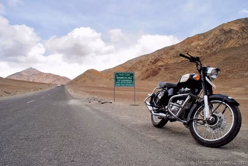 Đồi Magnetic Hill ở Canada (Ảnh: Devilonwheels) Đồi Magnetic Hill ở Canada (Ảnh: Devilonwheels)