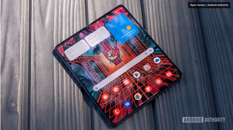 7 nhược điểm mà các mẫu smartphone màn hình gập vẫn chưa thể khắc phục (Ảnh: Android Authority)