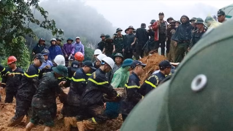 Lực lượng cứu hộ tại hiện trường.