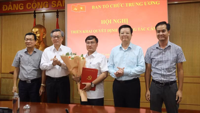 Lãnh đạo Ban và lãnh đạo Văn phòng Ban, Vụ Tổ chức - Cán bộ cơ quan chúc mừng ông Phan Văn Trọng. 