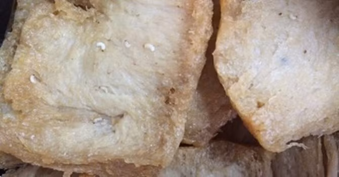 Kinh hãi giòi lúc nhúc trong sườn non đóng gói