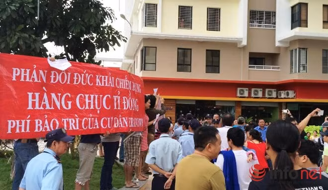 Cư dân The Era Town tụ tập trung phản đối chủ đầu tư vì chậm trễ tổ chức hội nghị nhà chung cư để bầu ra ban quản trị.