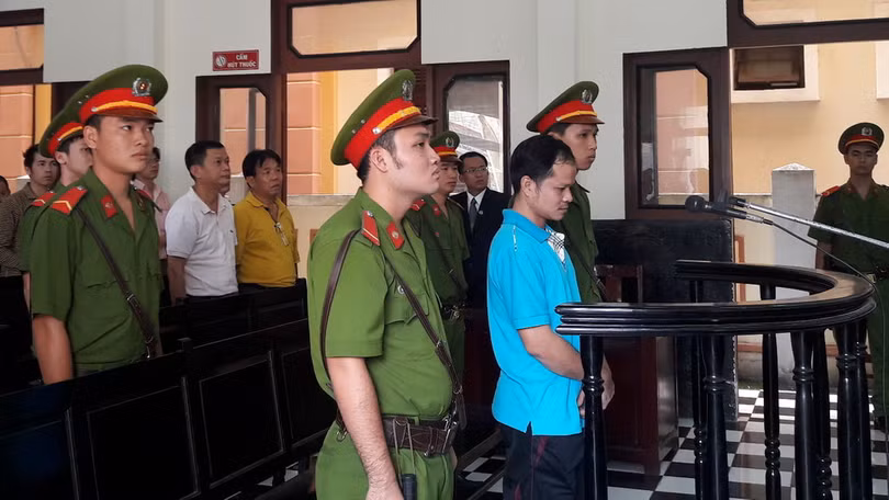 Tại tòa, bị cáo Võ Văn Minh cho rằng mình bị cài bẫy khi Tân Hiệp Phát vừa hẹn giao tiền vừa báo công an - Ảnh: H.Đ