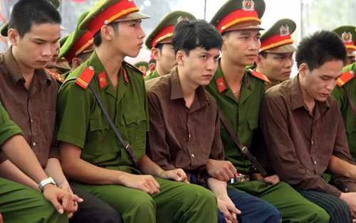 Dương (giữa) và hai đồng phạm tại phiên sơ thẩm. Ảnh:Phước Tuấn Dương (giữa) và hai đồng phạm tại phiên sơ thẩm. Ảnh:Phước Tuấn