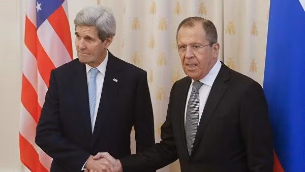 Ngoại trưởng Mỹ John Kerry (bên trái) và Ngoại trưởng Nga Sergei Lavrov.