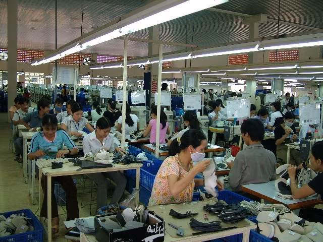 Hàng năm, các DN da giày VN nhập khẩu khoảng 500 triệu squara feet da thuộc về làm nguyên liệu sản xuất Hàng năm, các DN da giày VN nhập khẩu khoảng 500 triệu squara feet da thuộc về làm nguyên liệu sản xuất