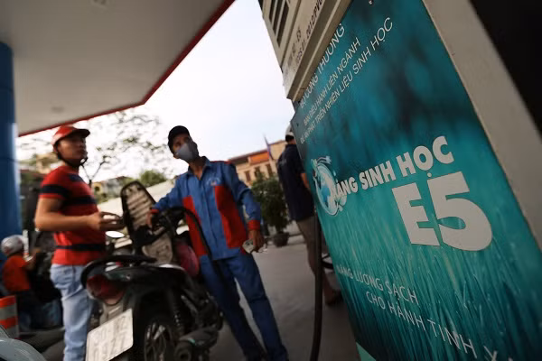 Phần đông người dân vẫn e dè với việc sử dụng xăng sinh học E5. Ảnh: HẢI NGUYỄN Phần đông người dân vẫn e dè với việc sử dụng xăng sinh học E5. Ảnh: HẢI NGUYỄN