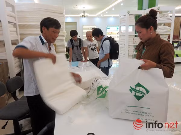 Bao bì mà showroom H.A Cao su thiên nhiên sử dụng để đựng hàng giao cho khách đều mang tênCông ty TNHH Sản xuất nệm H.A Cao su Việt Nam... (Ảnh: HC) Bao bì mà showroom H.A Cao su thiên nhiên sử dụng để đựng hàng giao cho khách đều mang tênCông ty TNHH Sản xuất nệm H.A Cao su Việt Nam... (Ảnh: HC)