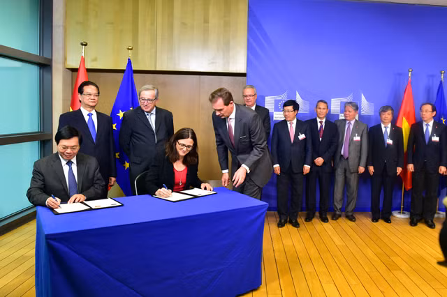 Thủ tướng Nguyễn Tấn Dũng và Chủ tịch Ủy ban châu Âu Jean Claude Juncker chứng kiến lễ ký Tuyên bố chính thức kết thúc đàm phán Hiệp định EVFTA. Ảnh: VGP/Nhật Bắc.