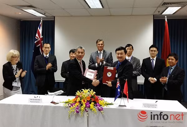 Ngài Đại sứ Australia Hugh Borrowman cùng các quan chức cao cấp của Cục Hàng không dân dụng Việt Nam chứng kiến lễ ký kết hợp đồng thương mại giữa Học Viện Phi Công - Hàng Không Australia (AAPA) và Trung tâm Đào tạo Bay Việt vào ngày 16/12 (Ảnh do Đại sứ 